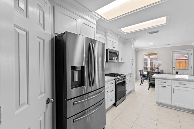 2705 7th Street N, Texas City, TX 77590