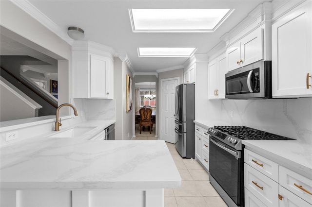 2705 7th Street N, Texas City, TX 77590