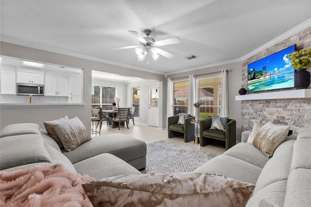 2705 7th Street N, Texas City, TX 77590