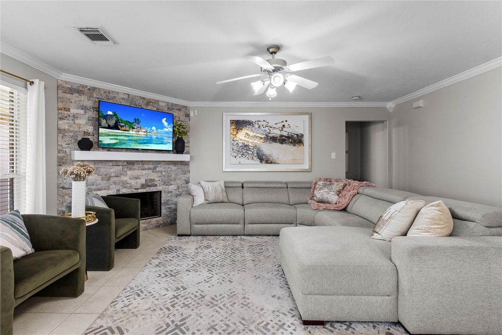 2705 7th Street N, Texas City, TX 77590