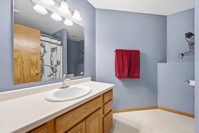 1206 18th Street N, Moorhead, MN 56560