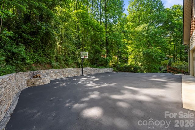 128 Churchill Downs Drive, Fairview, NC 28730