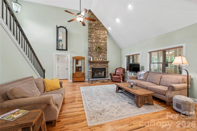 128 Churchill Downs Drive, Fairview, NC 28730