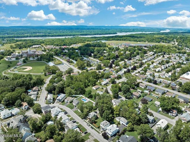 10 Oakwood Boulevard, Hudson, NY 12534