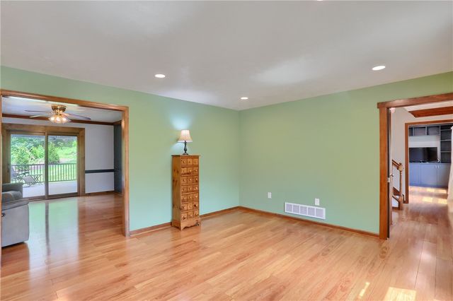 2525 Country Side Lane, Franklin Park, PA 15090