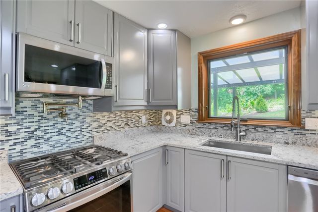 2525 Country Side Lane, Franklin Park, PA 15090