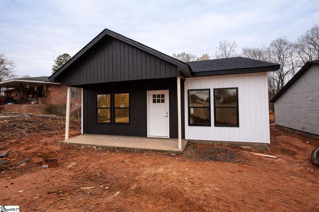 20 Poplar Street, Woodruff, SC 29388