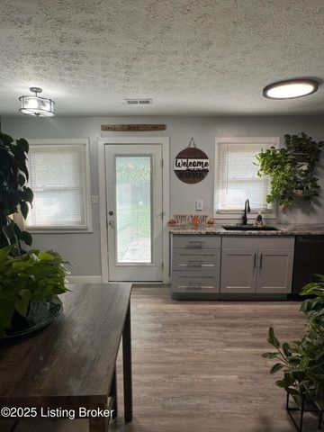 5405 Thunder Ct, Louisville, KY 40272