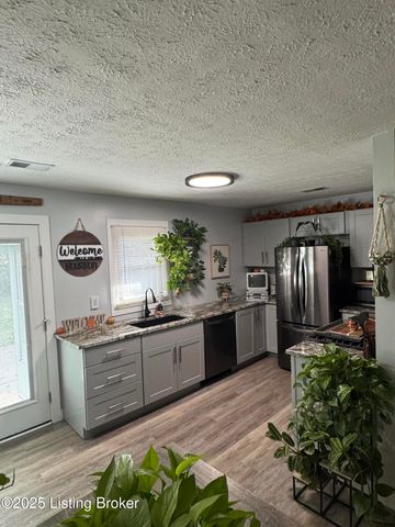 5405 Thunder Ct, Louisville, KY 40272