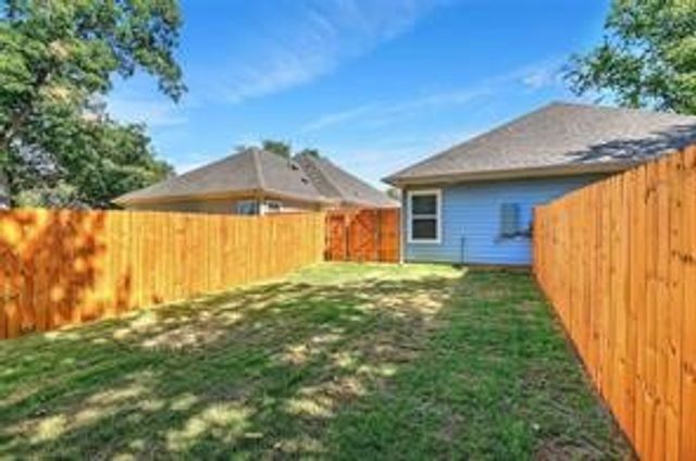 1042 W Dubois Street, Denison, TX 75020