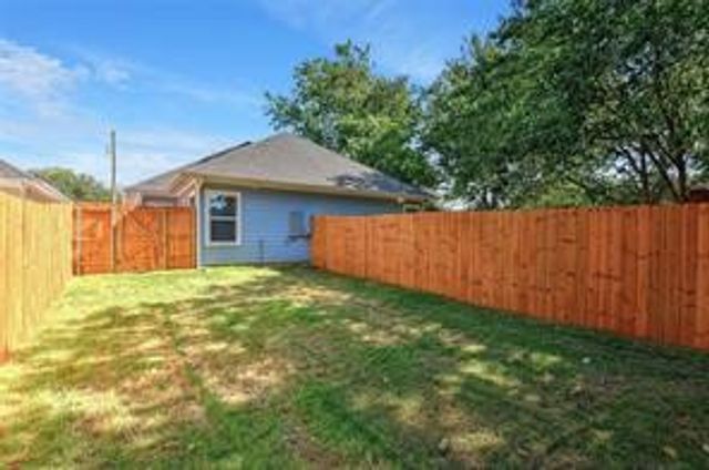 1042 W Dubois Street, Denison, TX 75020