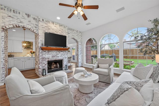 819 Maplewood Falls Court, Houston, TX 77062