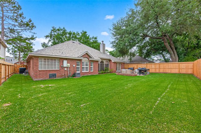 819 Maplewood Falls Court, Houston, TX 77062