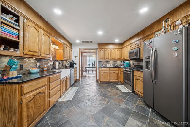 2207 Fieldstone Court, Okmulgee, OK 74447