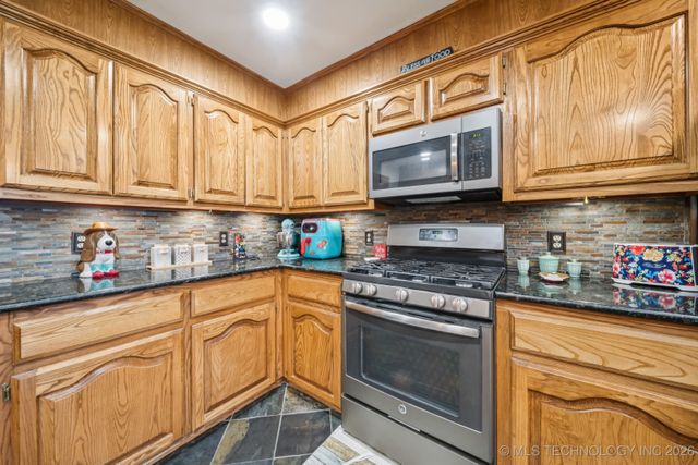 2207 Fieldstone Court, Okmulgee, OK 74447