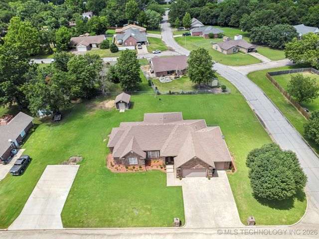 2207 Fieldstone Court, Okmulgee, OK 74447