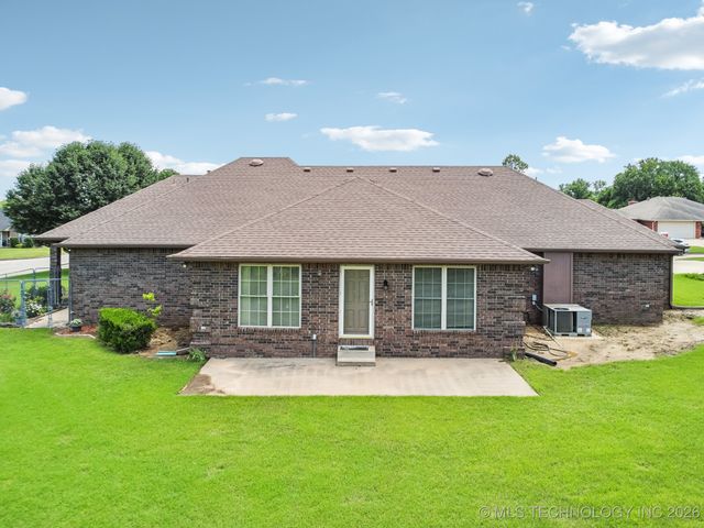 2207 Fieldstone Court, Okmulgee, OK 74447