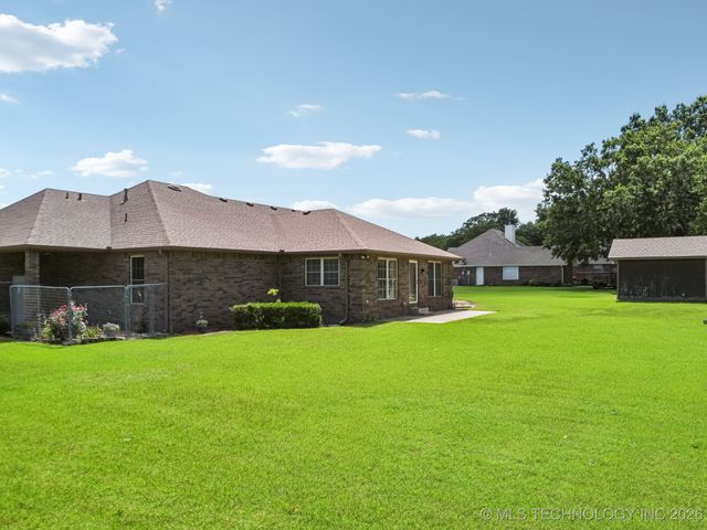 2207 Fieldstone Court, Okmulgee, OK 74447