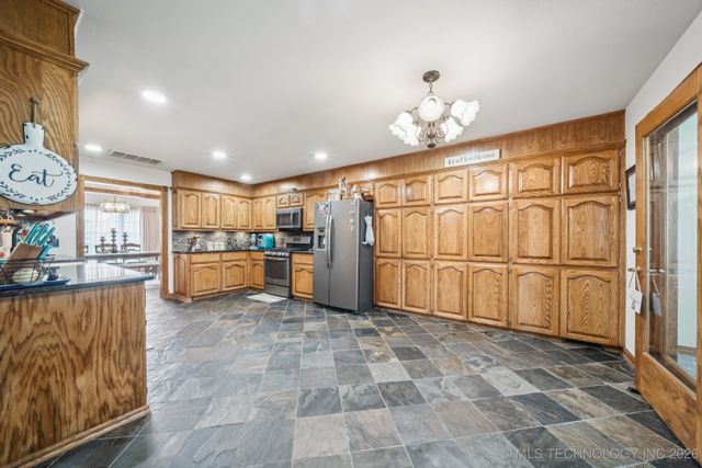 2207 Fieldstone Court, Okmulgee, OK 74447