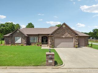 2207 Fieldstone Court, Okmulgee, OK 74447
