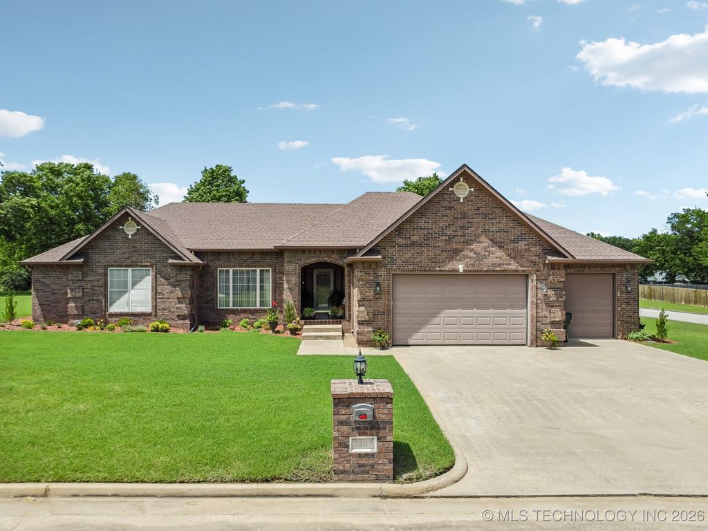 2207 Fieldstone Court, Okmulgee, OK 74447