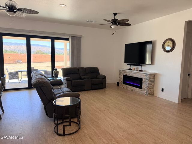 3711 W Avenue M 11, Lancaster, CA 93536
