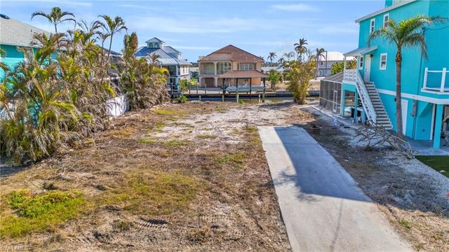 200 Curlew ST, Fort Myers Beach, FL 33931