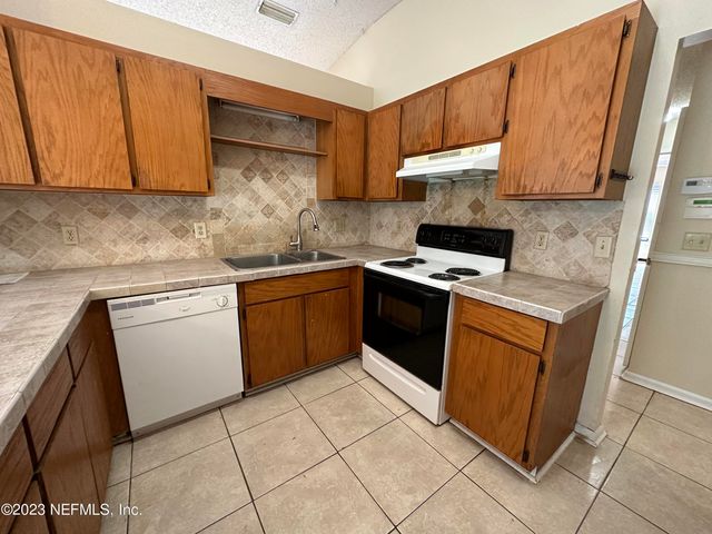 1127 COVE LANDING Drive, Jacksonville, FL 32233