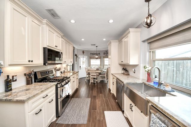 4502 Sienna Heights Court, Pasadena, TX 77505