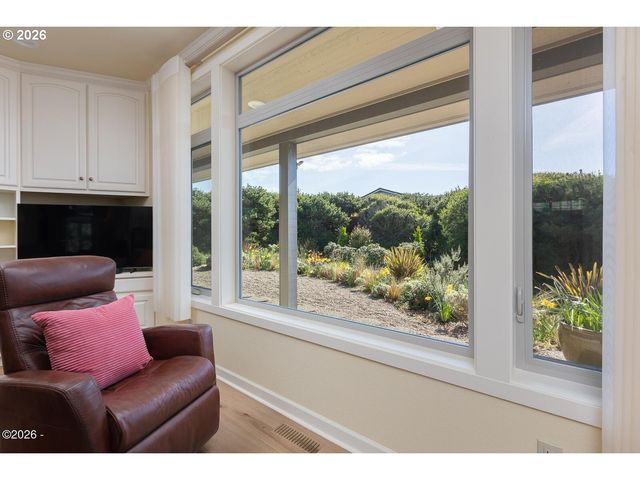 4271 Nw HIDDEN LAKE Loop, Waldport, OR 97394