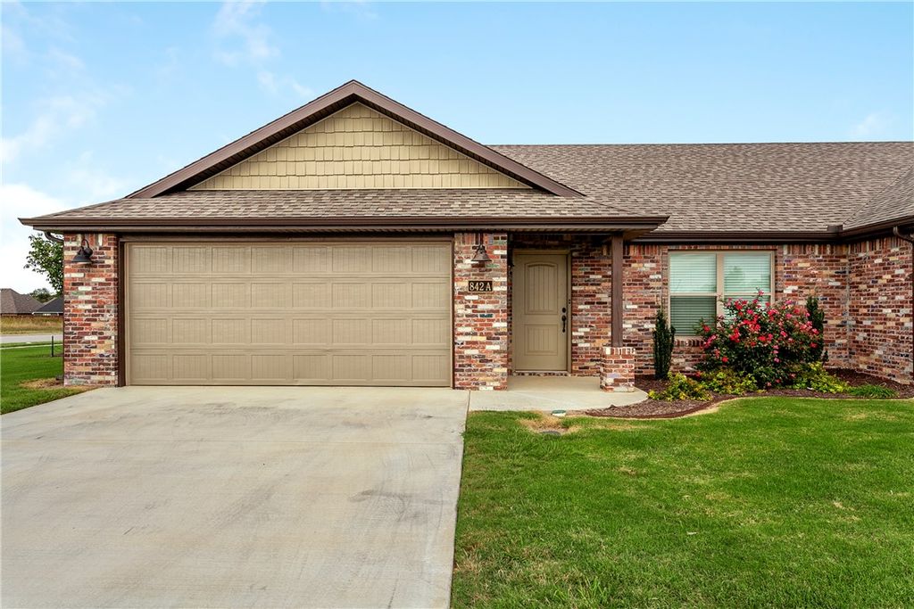 933B Via Torre Avenue, Springdale, AR 72762