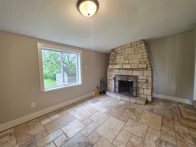 329 E Creston Avenue, Des Moines, IA 50315