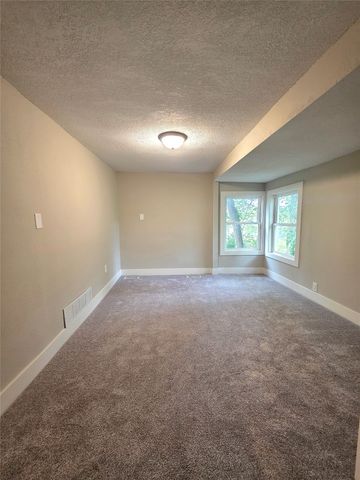 329 E Creston Avenue, Des Moines, IA 50315