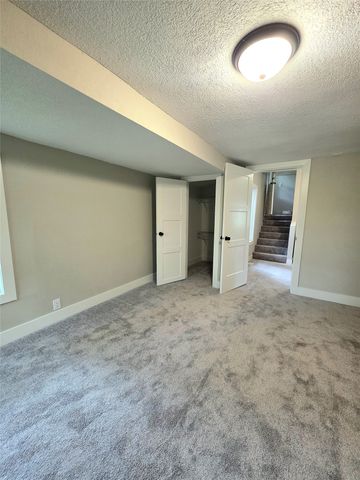 329 E Creston Avenue, Des Moines, IA 50315