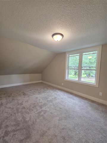 329 E Creston Avenue, Des Moines, IA 50315