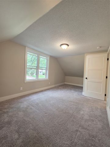 329 E Creston Avenue, Des Moines, IA 50315