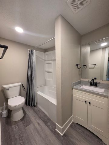 329 E Creston Avenue, Des Moines, IA 50315