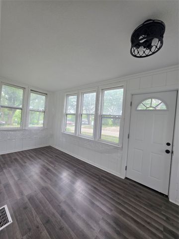 329 E Creston Avenue, Des Moines, IA 50315