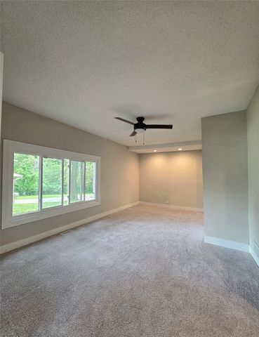 329 E Creston Avenue, Des Moines, IA 50315