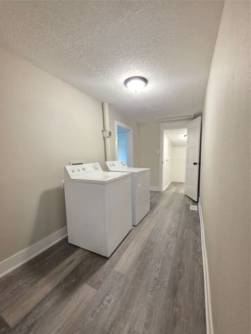 329 E Creston Avenue, Des Moines, IA 50315