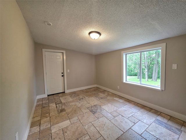 329 E Creston Avenue, Des Moines, IA 50315