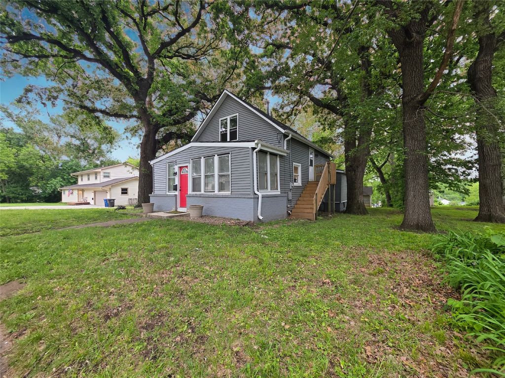 329 E Creston Avenue, Des Moines, IA 50315