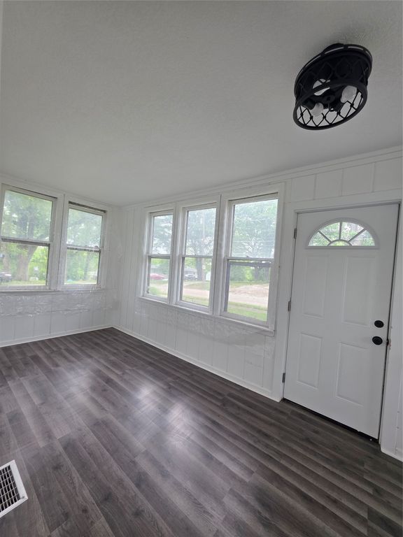 329 E Creston Avenue, Des Moines, IA 50315