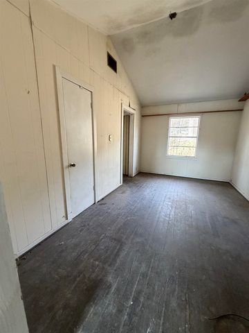 942 Omaha St, Omaha, TX 75571