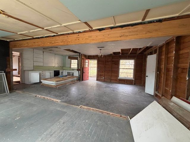 942 Omaha St, Omaha, TX 75571