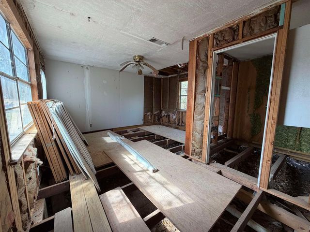 942 Omaha St, Omaha, TX 75571