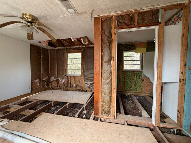 942 Omaha St, Omaha, TX 75571