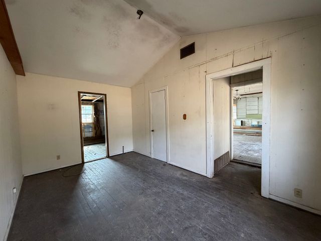 942 Omaha St, Omaha, TX 75571