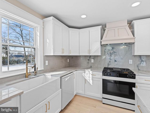 239 LOWER LANDING RD, Blackwood, NJ 08012