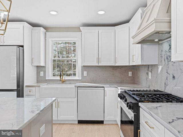 239 LOWER LANDING RD, Blackwood, NJ 08012